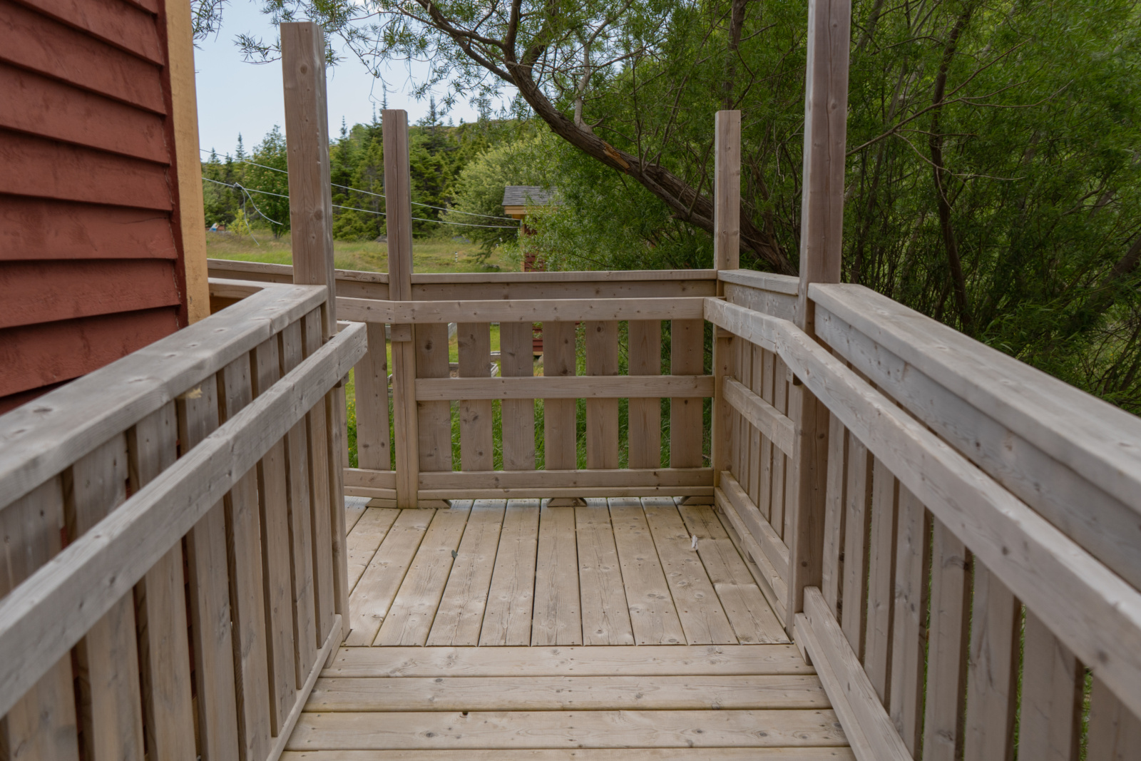 The corner of the wheelchair ramp leading to the back patio: a 90-degree angle pointing left.